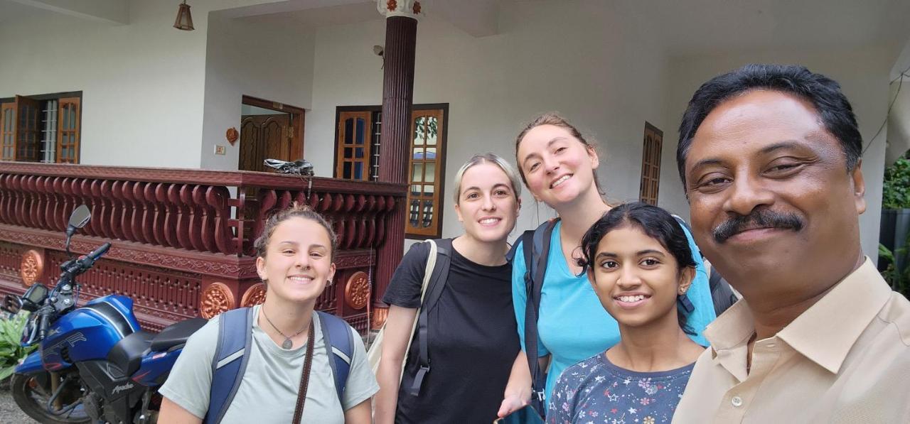 Pkn Homestay Kumily Thekkady Buitenkant foto